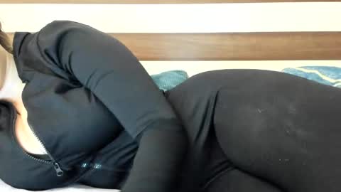 Snapshot of 00ingrid00 chatting on 02/19/25, 12:25 00ingrid00 online show from 02/19/25, 12:25