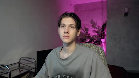 Snapshot of 0verlandd chatting on 11/04/25, 10:14 Adam online show from 11/04/25, 10:14