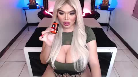 Snapshot of 10incheskinkynastytrans chatting on 12/09/24, 06:25 Sasha Banks online show from 12/09/24, 06:25