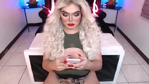 Snapshot of 10incheskinkynastytrans chatting on 12/16/24, 05:27 Sasha Banks online show from 12/16/24, 05:27