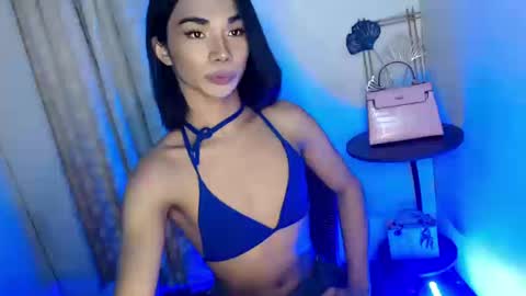 Snapshot of 18_nicole chatting on 12/17/25, 11:27 barbie online show from 12/17/25, 11:27