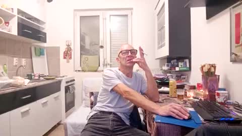 Snapshot of 1973man chatting on 12/13/25, 07:53 1973man online show from 12/13/25, 07:53