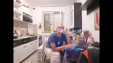 Snapshot of 1973man chatting on 06/08/26, 10:32 1973man online show from 06/08/26, 10:32
