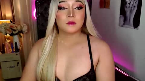 Snapshot of 1bestlover chatting on 12/01/25, 06:57 Ekang online show from 12/01/25, 06:57