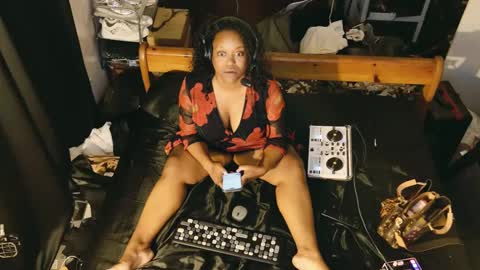 Snapshot of 1lookurhooked chatting on 02/19/25, 02:44 Lillycakes online show from 02/19/25, 02:44