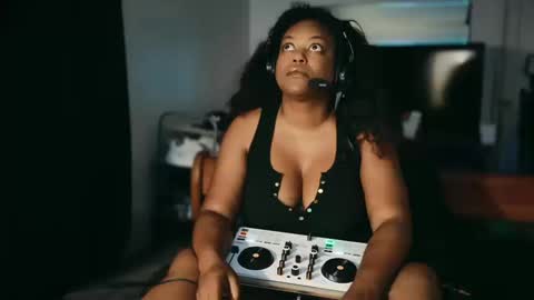 Snapshot of 1lookurhooked chatting on 10/10/25, 05:28 Lillycakes online show from 10/10/25, 05:28