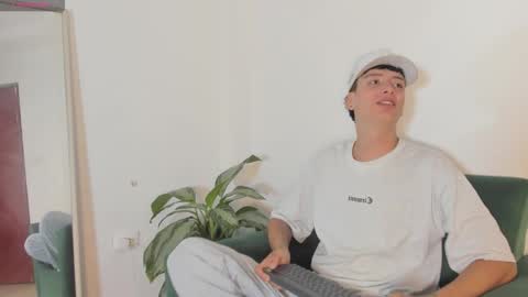 Snapshot of 1threestar chatting on 10/24/25, 12:45 1Threestar online show from 10/24/25, 12:45