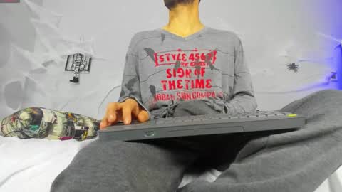 Snapshot of 2_fire chatting on 10/24/25, 08:38 2_fire online show from 10/24/25, 08:38