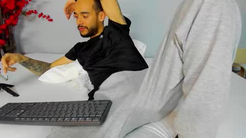 Snapshot of 2_fire chatting on 11/08/25, 08:18 2_fire online show from 11/08/25, 08:18