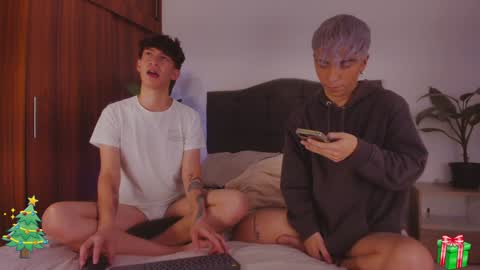 Snapshot of 2gays_1straight chatting on 12/19/24, 10:21 David and Yoel online show from 12/19/24, 10:21