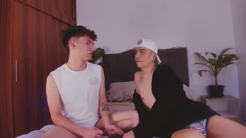 Snapshot of 2gays_1straight chatting on 01/24/25, 07:39 David and Yoel online show from 01/24/25, 07:39