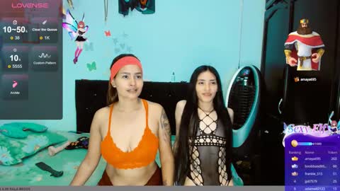 Snapshot of 2girls__dream chatting on 12/31/24, 11:42 samantha sharon online show from 12/31/24, 11:42