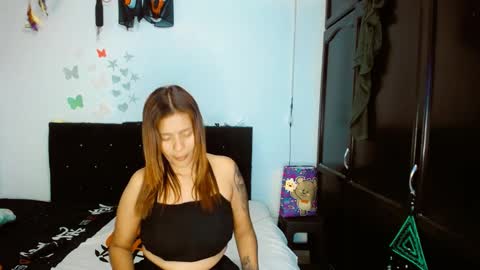 Snapshot of 2girls__dream chatting on 01/01/25, 02:42 samantha sharon online show from 01/01/25, 02:42