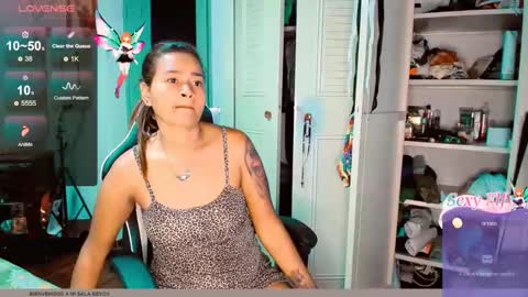 Snapshot of 2girls__dream chatting on 01/16/25, 10:21 samantha sharon online show from 01/16/25, 10:21