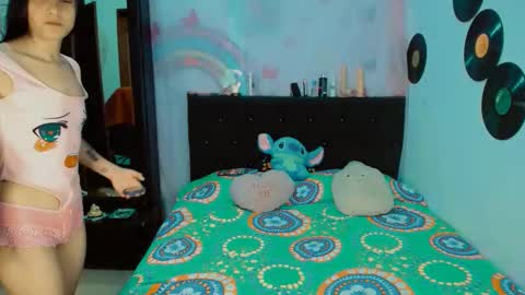 Snapshot of 2girls__dream chatting on 11/06/25, 06:58 samantha sharon online show from 11/06/25, 06:58