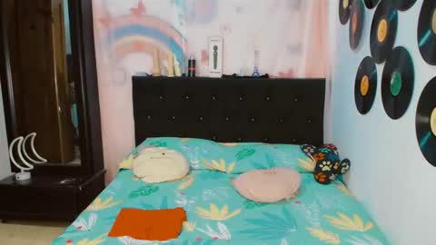 Snapshot of 2girls__dream chatting on 12/19/25, 07:37 samantha sharon online show from 12/19/25, 07:37