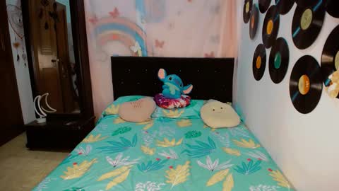 Snapshot of 2girls__dream chatting on 12/22/25, 08:11 samantha sharon online show from 12/22/25, 08:11