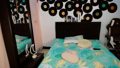 Snapshot of 2girls__dream chatting on 02/18/26, 08:43 samantha sharon online show from 02/18/26, 08:43