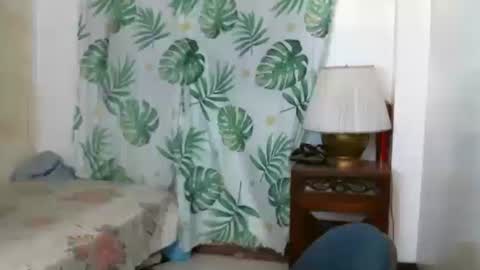 Snapshot of 2mella_reload chatting on 12/17/25, 08:37 MEL online show from 12/17/25, 08:37