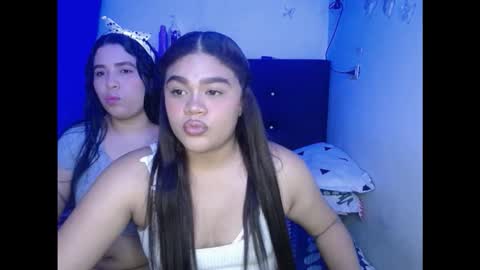 Snapshot of 2moons_full_of_love chatting on 11/08/25, 12:33 2moons_full_of_love online show from 11/08/25, 12:33