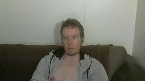 Snapshot of 2small4you83 chatting on 05/05/26, 05:04 2small4you83 online show from 05/05/26, 05:04