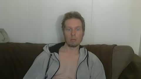 Snapshot of 2small4you83 chatting on 05/05/26, 05:10 2small4you83 online show from 05/05/26, 05:10