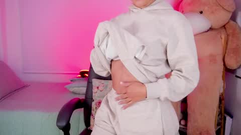 independent model online show from 04/12/26, 09:36