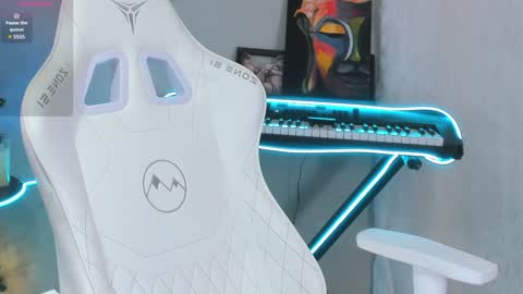 Snapshot of 4ever_dude chatting on 12/29/24, 03:33 Andrew online show from 12/29/24, 03:33