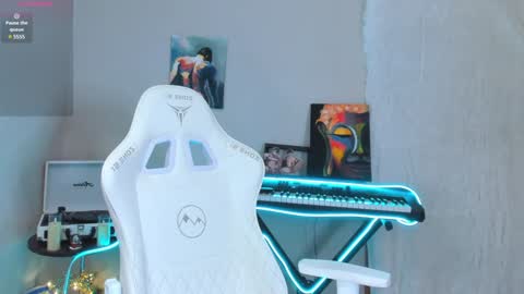 Snapshot of 4ever_dude chatting on 02/02/25, 03:43 Andrew online show from 02/02/25, 03:43