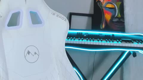 Snapshot of 4ever_dude chatting on 03/09/25, 12:31 Andrew online show from 03/09/25, 12:31