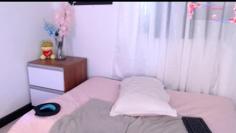 Mia online show from 11/21/25, 03:54