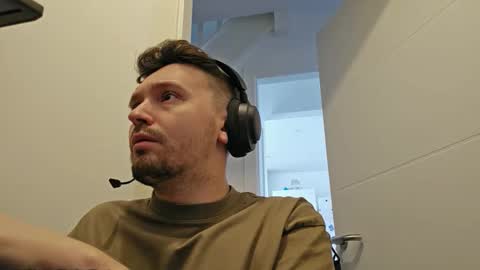 8inchdude93 online show from 09/18/25, 08:05