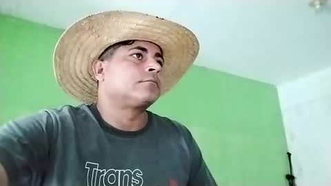 Snapshot of 9vinhocamshow chatting on 03/01/25, 12:23 9vinhocamshow online show from 03/01/25, 12:23