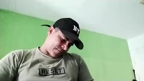 Snapshot of 9vinhocamshow chatting on 03/05/25, 05:18 9vinhocamshow online show from 03/05/25, 05:18