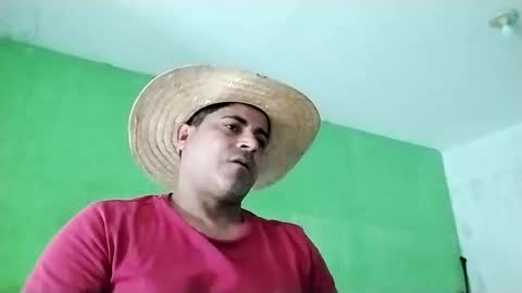 Snapshot of 9vinhocamshow chatting on 03/08/25, 11:37 9vinhocamshow online show from 03/08/25, 11:37