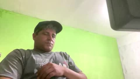 Snapshot of 9vinhocamshow chatting on 10/12/25, 11:48 9vinhocamshow online show from 10/12/25, 11:48