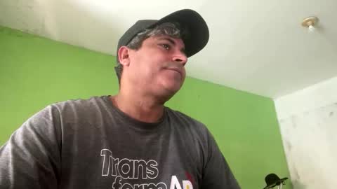 Snapshot of 9vinhocamshow chatting on 10/15/25, 11:54 9vinhocamshow online show from 10/15/25, 11:54