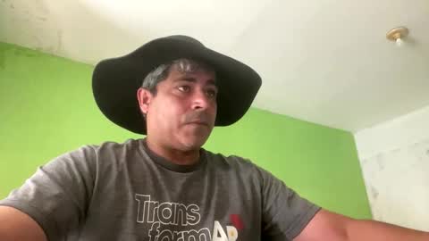 Snapshot of 9vinhocamshow chatting on 10/23/25, 11:20 9vinhocamshow online show from 10/23/25, 11:20