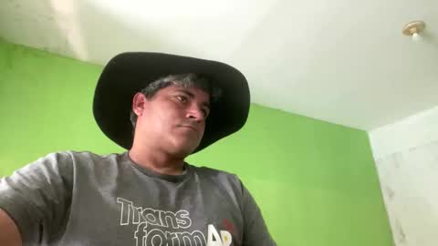 Snapshot of 9vinhocamshow chatting on 10/26/25, 10:32 9vinhocamshow online show from 10/26/25, 10:32