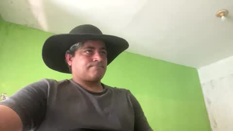 Snapshot of 9vinhocamshow chatting on 11/29/25, 12:19 9vinhocamshow online show from 11/29/25, 12:19