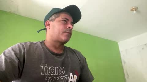 Snapshot of 9vinhocamshow chatting on 12/16/25, 11:04 9vinhocamshow online show from 12/16/25, 11:04