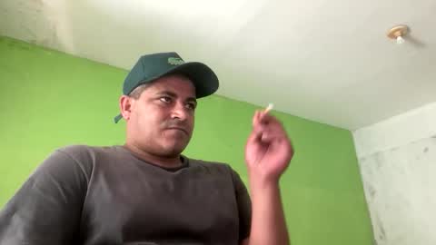 Snapshot of 9vinhocamshow chatting on 12/18/25, 11:05 9vinhocamshow online show from 12/18/25, 11:05