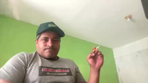 Snapshot of 9vinhocamshow chatting on 01/11/26, 11:37 9vinhocamshow online show from 01/11/26, 11:37