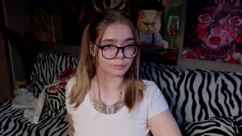 Snapshot of _adrenalinee_ chatting on 11/26/25, 08:48 KENDALL NATHANRYAN LUCY online show from 11/26/25, 08:48