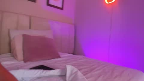 Snapshot of _alison_c chatting on 10/10/25, 11:42 Hii I m Alison online show from 10/10/25, 11:42