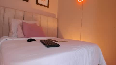 Snapshot of _alison_c chatting on 10/14/25, 11:33 Hii I m Alison online show from 10/14/25, 11:33