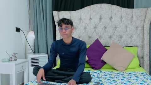 Snapshot of _andrew_williams chatting on 12/01/24, 06:52 Andres online show from 12/01/24, 06:52