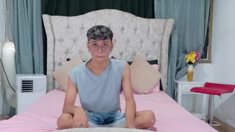 Snapshot of _andrew_williams chatting on 12/14/24, 07:03 Andres online show from 12/14/24, 07:03