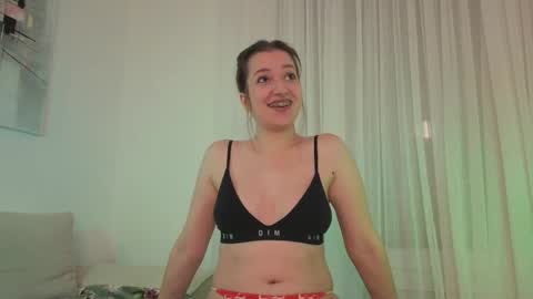 Snapshot of _annieone chatting on 12/19/25, 09:33 Anna online show from 12/19/25, 09:33