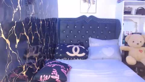 Snapshot of _arah chatting on 09/19/25, 01:51 arah online show from 09/19/25, 01:51